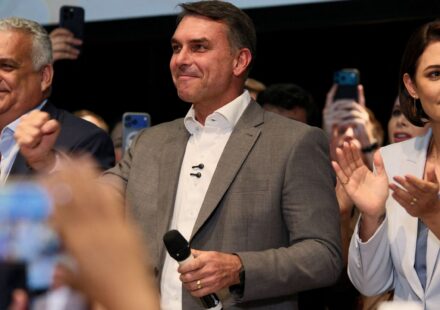 flavio-bolsonaro-recebe-apoio-de-partidos-e-fala-em-mudar-constituicao
