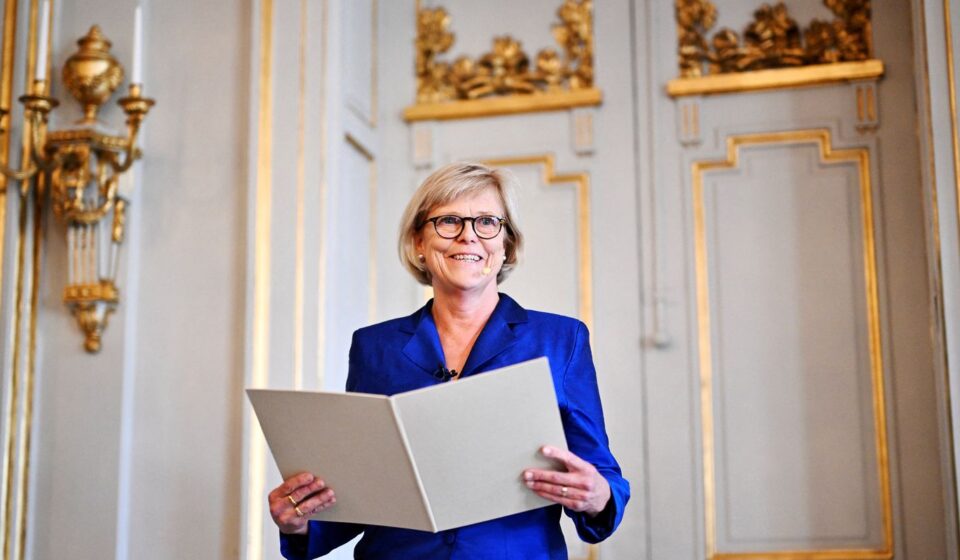 canadense-anne-carson-vence-nobel-de-literatura