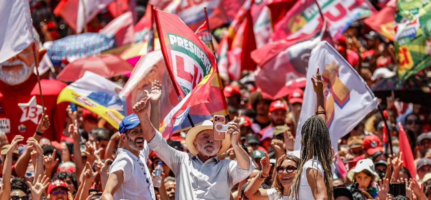 brasil-nao-sera-governado-por-socios-do-banco-master,-diz-lula-em-ato