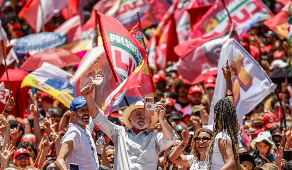 brasil-nao-sera-governado-por-socios-do-banco-master,-diz-lula-em-ato