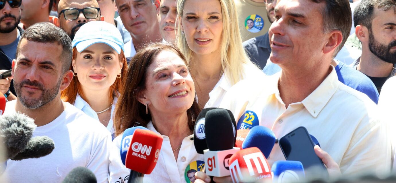 flavio-bolsonaro-diz-que-vai-manter-bolsa-familia-e-farmacia-popular