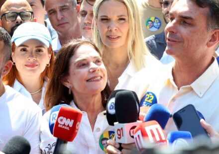 flavio-bolsonaro-diz-que-vai-manter-bolsa-familia-e-farmacia-popular