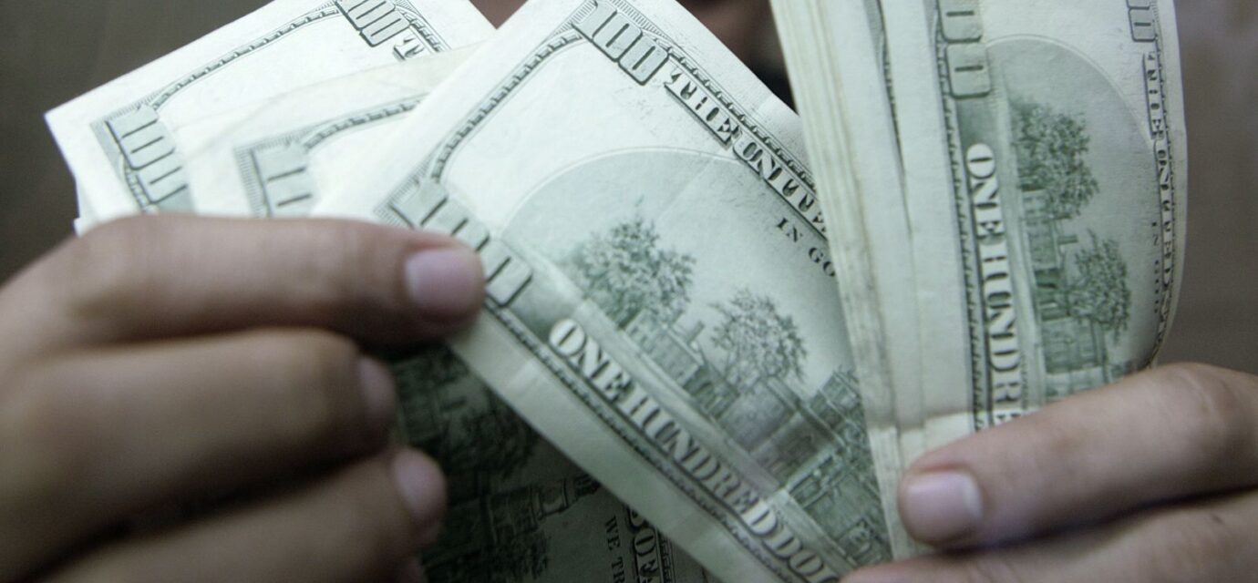 dolar-cai-a-r$-4,98-e-acumula-perda-de-4,44%-na-semana