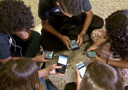 pesquisa-mostra-que-82%-sao-contra-criancas-de-ate-3-anos-com-celular