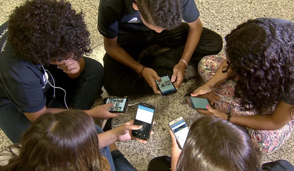 pesquisa-mostra-que-82%-sao-contra-criancas-de-ate-3-anos-com-celular