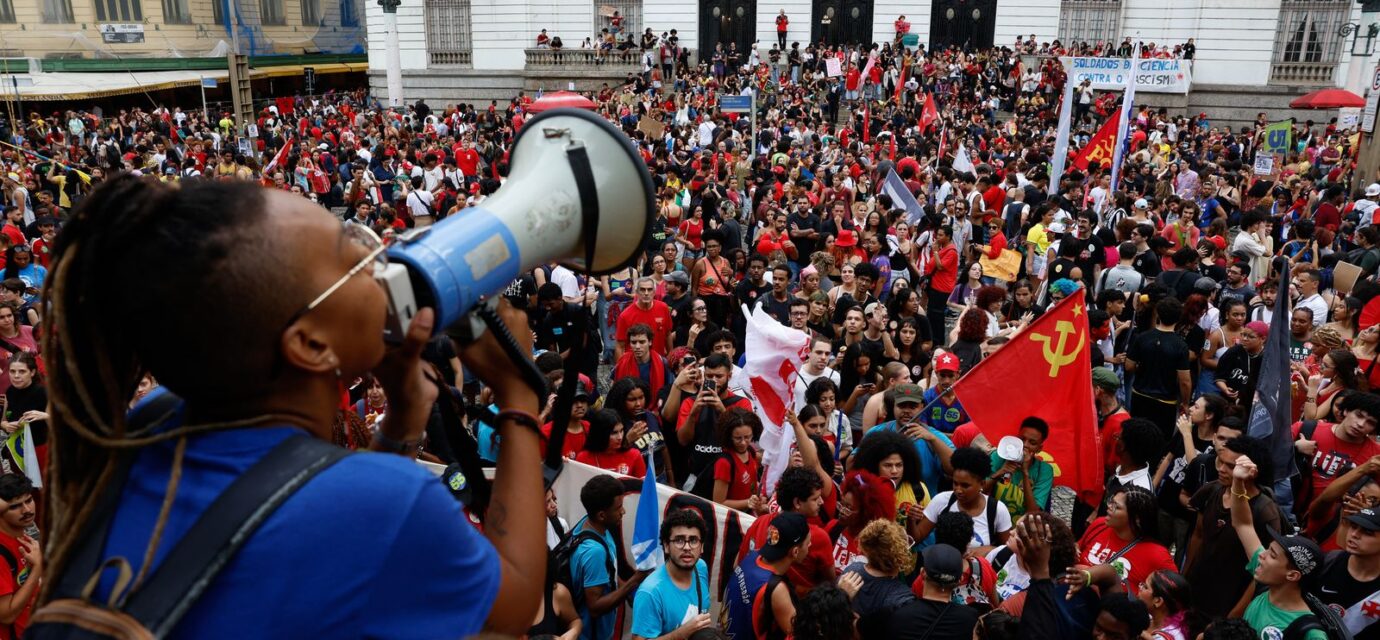 estudantes-fazem-atos-pelo-pais-em-apoio-a-lula