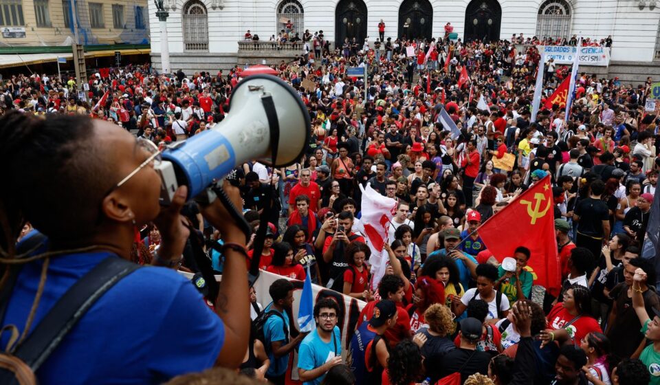 estudantes-fazem-atos-pelo-pais-em-apoio-a-lula