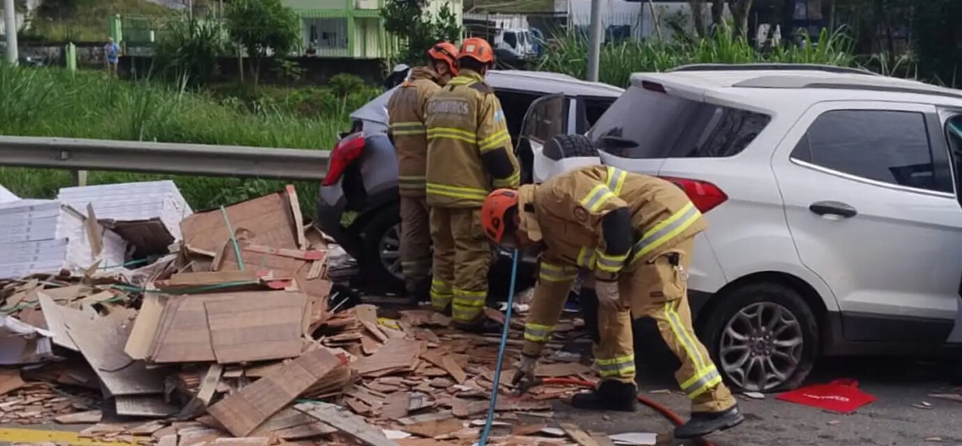 acidente-na-br-393,-no-rj,-deixa-cinco-mortos-e-nove-feridos