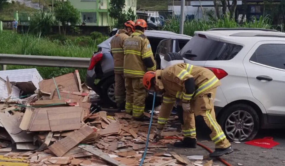 acidente-na-br-393,-no-rj,-deixa-cinco-mortos-e-nove-feridos