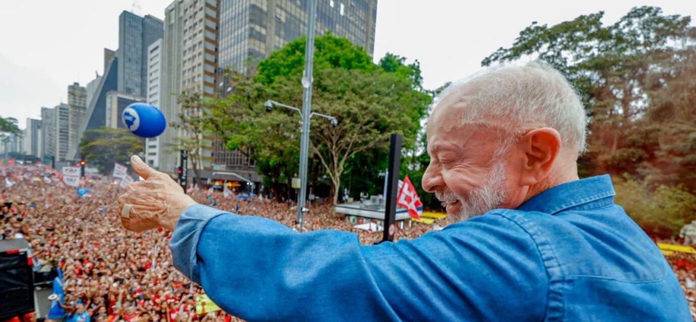 ato-pela-reeleicao-de-lula-leva-milhares-a-avenida-paulista