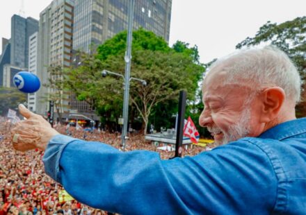 ato-pela-reeleicao-de-lula-leva-milhares-a-avenida-paulista