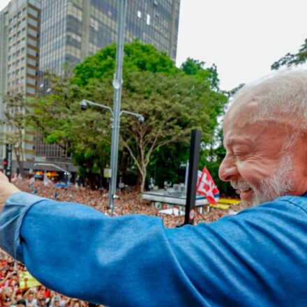 ato-pela-reeleicao-de-lula-leva-milhares-a-avenida-paulista