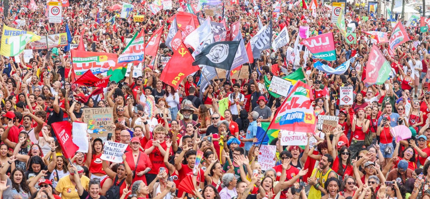 milhares-ocupam-copacabana-em-ato-pela-democracia-e-em-apoio-a-lula