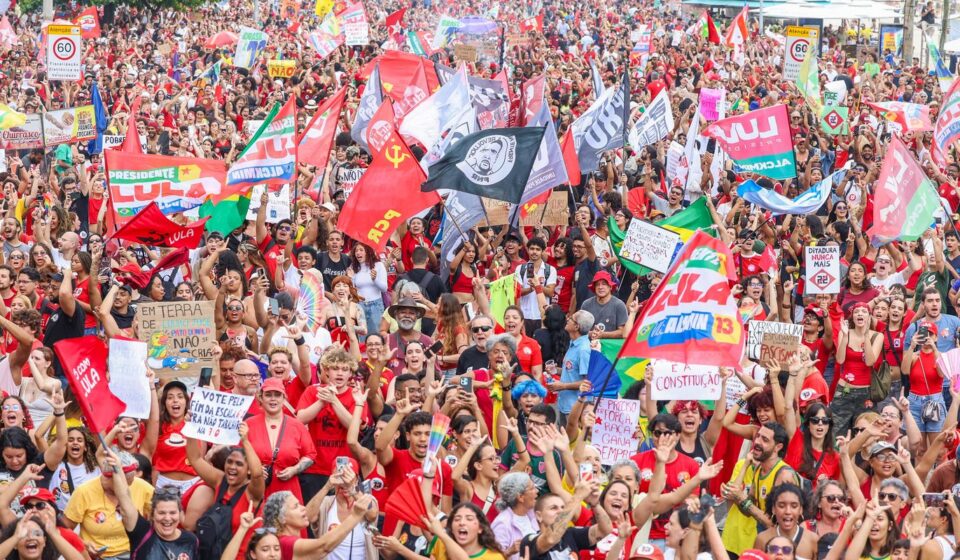 milhares-ocupam-copacabana-em-ato-pela-democracia-e-em-apoio-a-lula