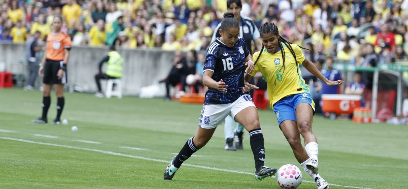 apos-cortes,-selecao-feminina-chega-a-recife-para-encarar-argentina