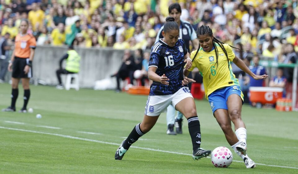 apos-cortes,-selecao-feminina-chega-a-recife-para-encarar-argentina
