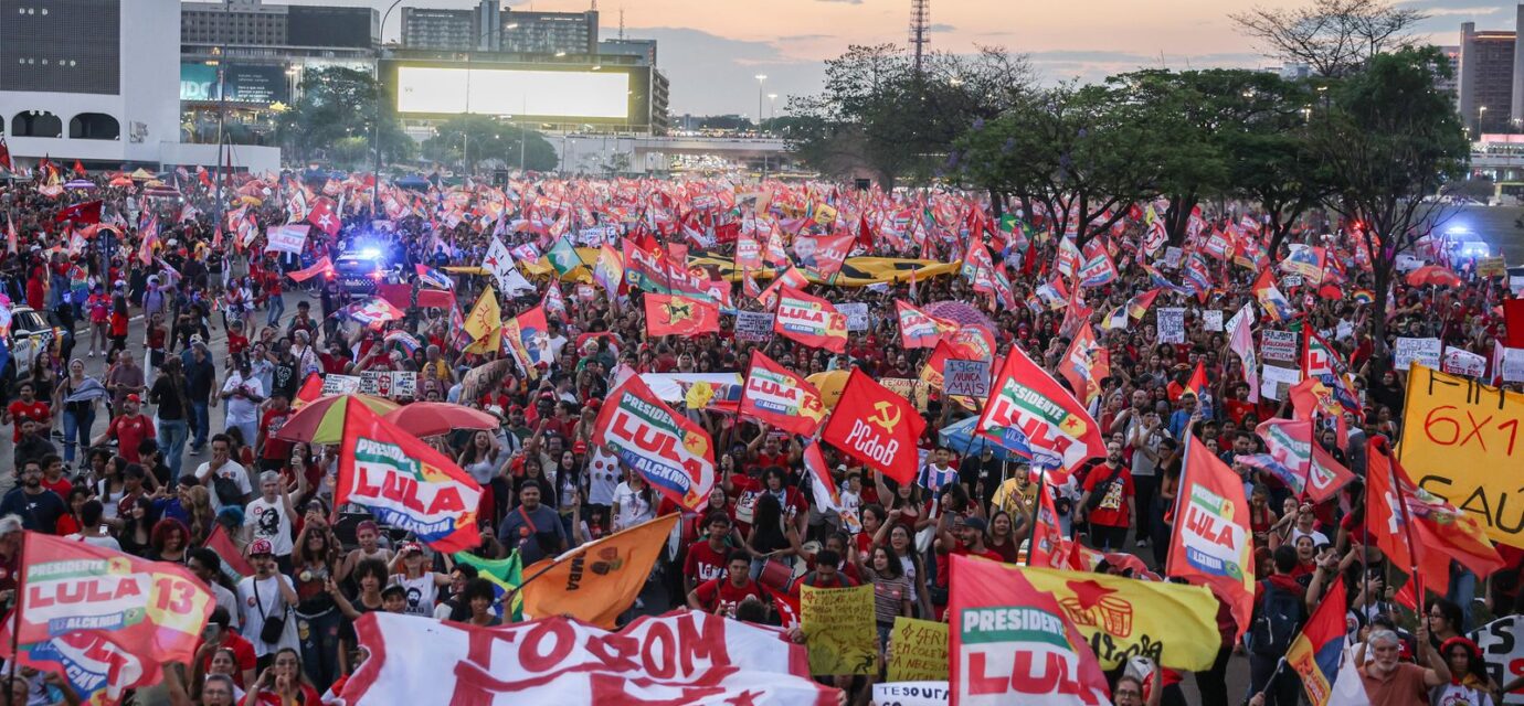 milhares-de-estudantes-tomam-a-esplanada-em-apoio-a-lula