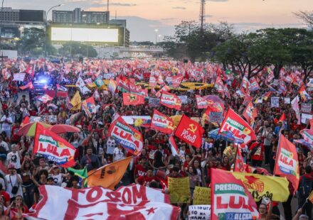 milhares-de-estudantes-tomam-a-esplanada-em-apoio-a-lula