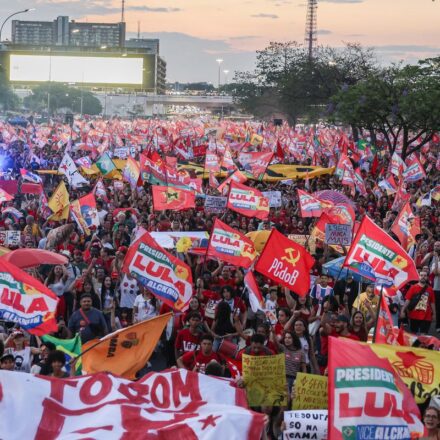 milhares-de-estudantes-tomam-a-esplanada-em-apoio-a-lula