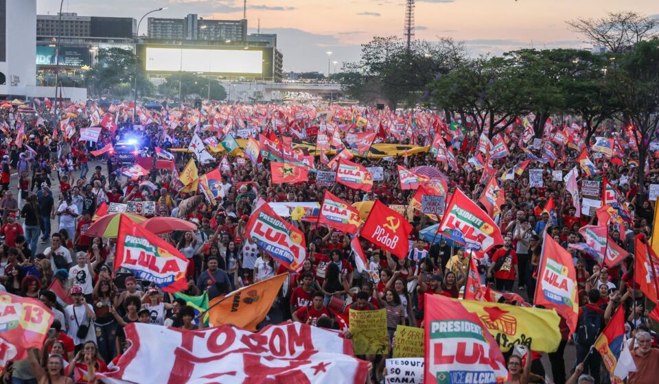 milhares-de-estudantes-tomam-a-esplanada-em-apoio-a-lula