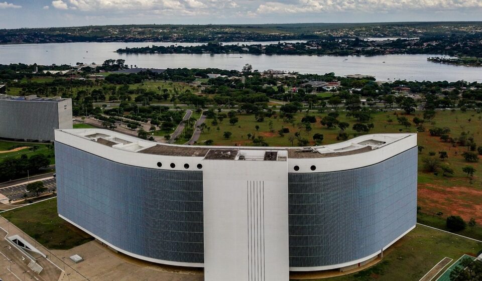 tse-determina-isonomia-apos-ia-da-meta-barrar-imagens-de-lula