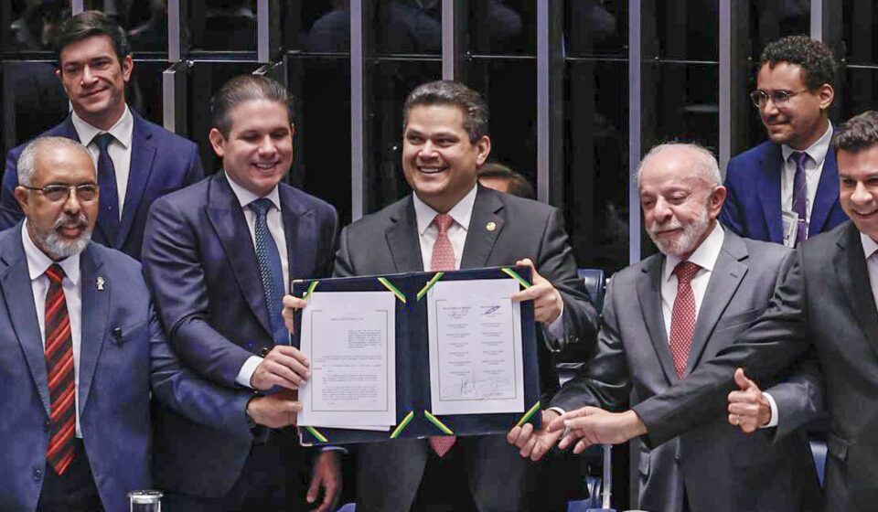 alcolumbre-homenageia-paim-no-fim-da-6×1;-entenda-motivo