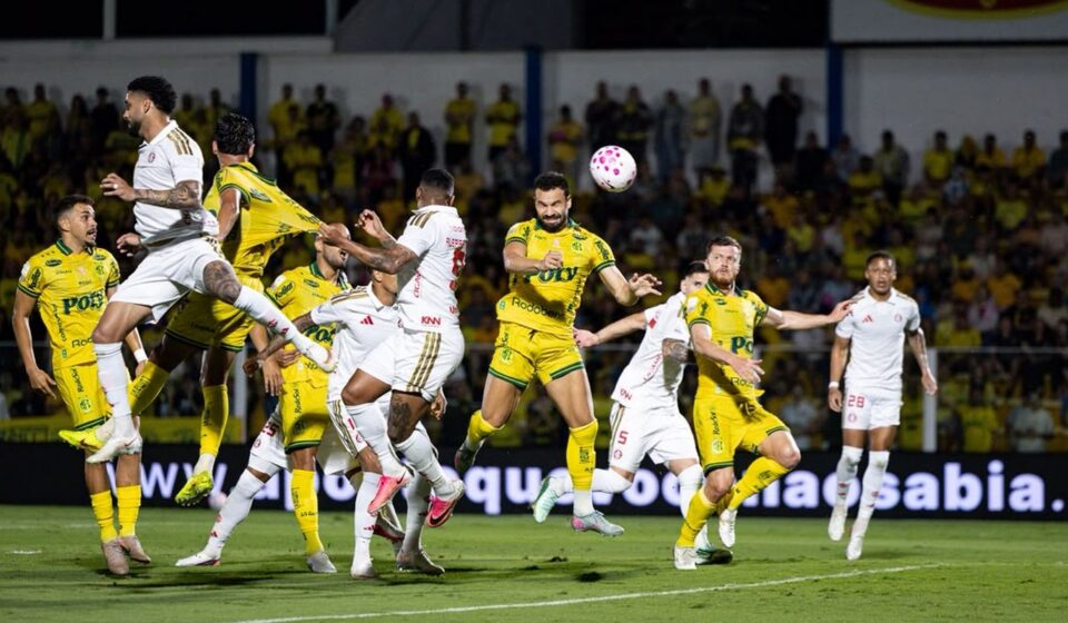 com-um-a-mais,-mirassol-vence-e-complica-internacional-no-brasileirao