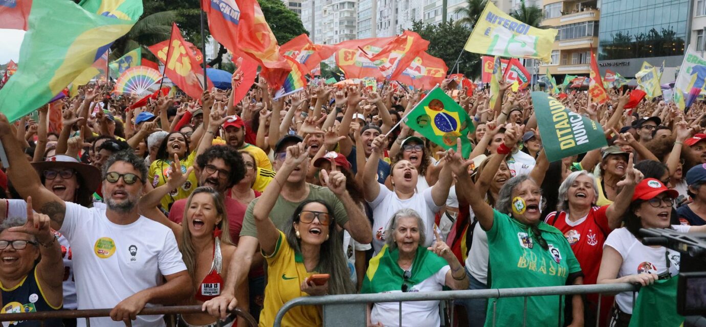 ato-em-apoio-a-democracia-e-a-lula-reune-milhares-no-rio-e-brasilia