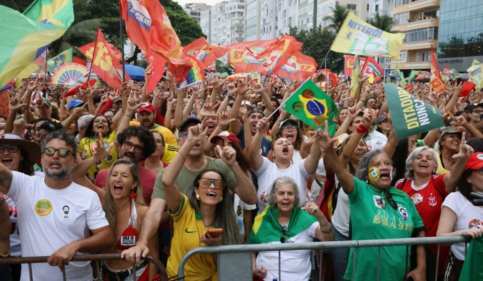 ato-em-apoio-a-democracia-e-a-lula-reune-milhares-no-rio-e-brasilia