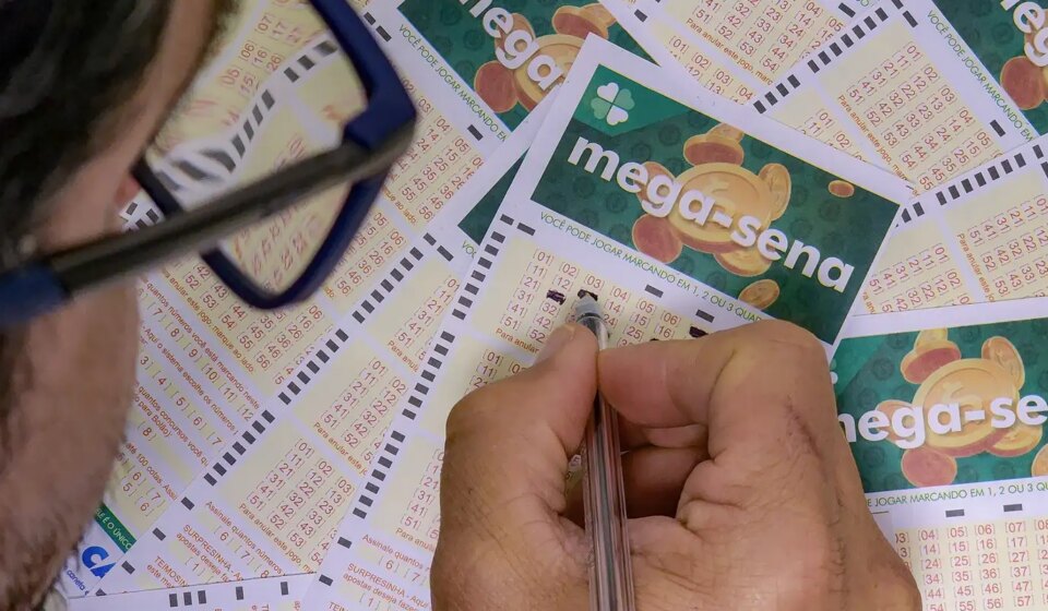 mega-sena-acumula-para-r$-230-milhoes;-confira-os-numeros-sorteados