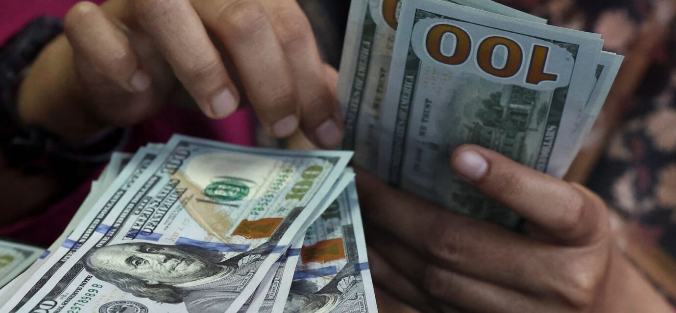 dolar-fecha-abaixo-de-r$-5-e-recua-1,58%-na-semana