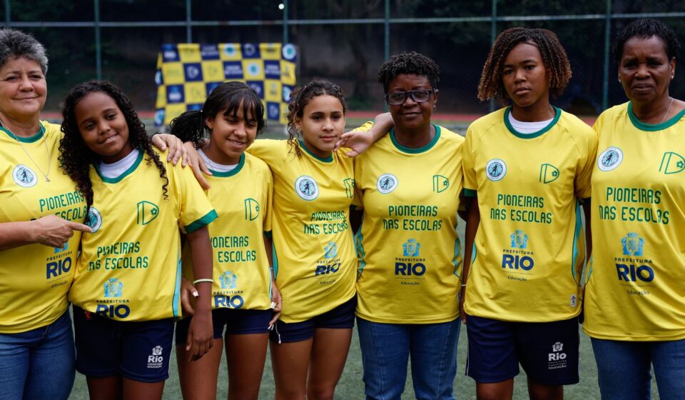 ex-jogadoras-da-selecao-de-futebol-incentivam-alunas-em-escolas-do-rio