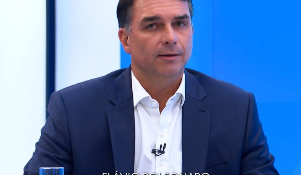 ao-votar-no-rio-de-janeiro,-flavio-diz-que-representa-a-mudanca