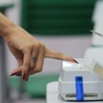eleitores-vao-cedo-aos-locais-de-votacao-no-rio,-mesmo-com-chuva