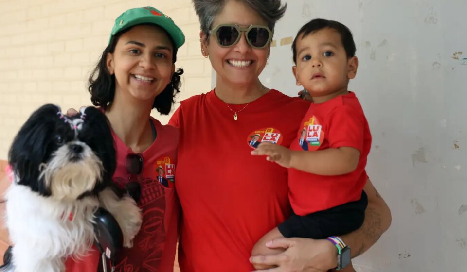 pais-levam-filhos-a-secoes-eleitorais-para-ensinar-democracia
