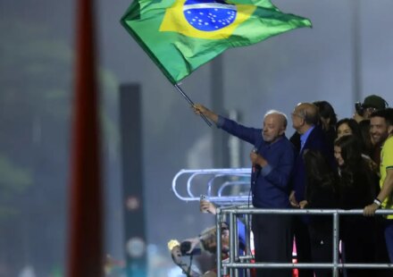 em-festa-da-vitoria,-lula-pede-que-publico-cante-hino-da-independencia