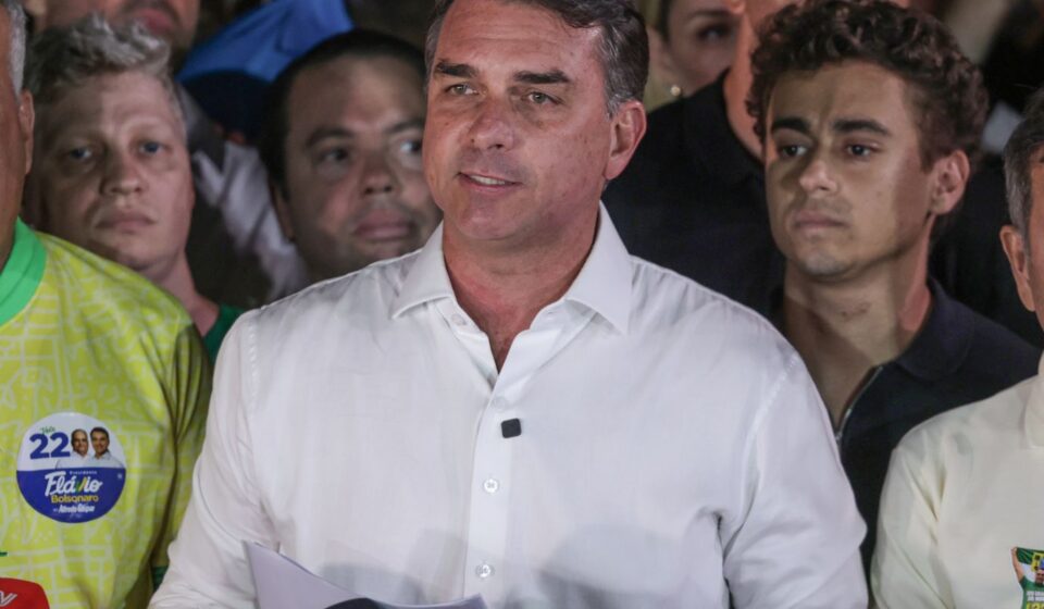 policia-federal-cancela-passaportes-de-flavio-bolsonaro