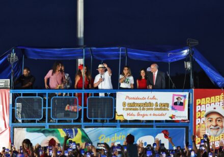 “ato-vergonhoso”,-diz-lula-sobre-fuga-de-flavio-bolsonaro