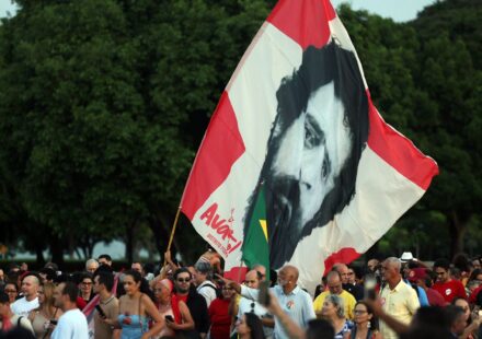 lula-e-eleitores-idosos-se-emocionam-em-“festa-de-aniversario”