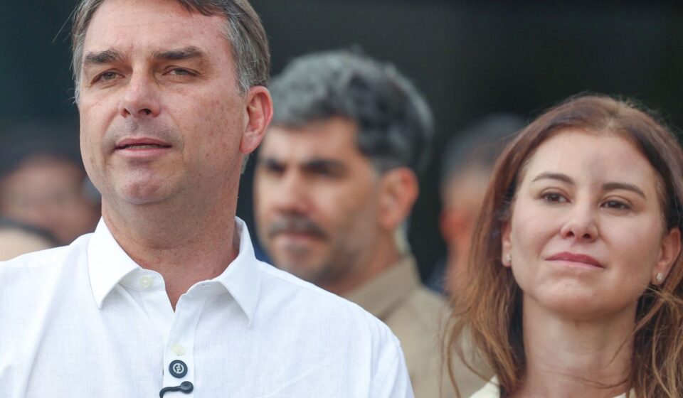 aviao-com-flavio-bolsonaro-e-familia-segue-para-miami