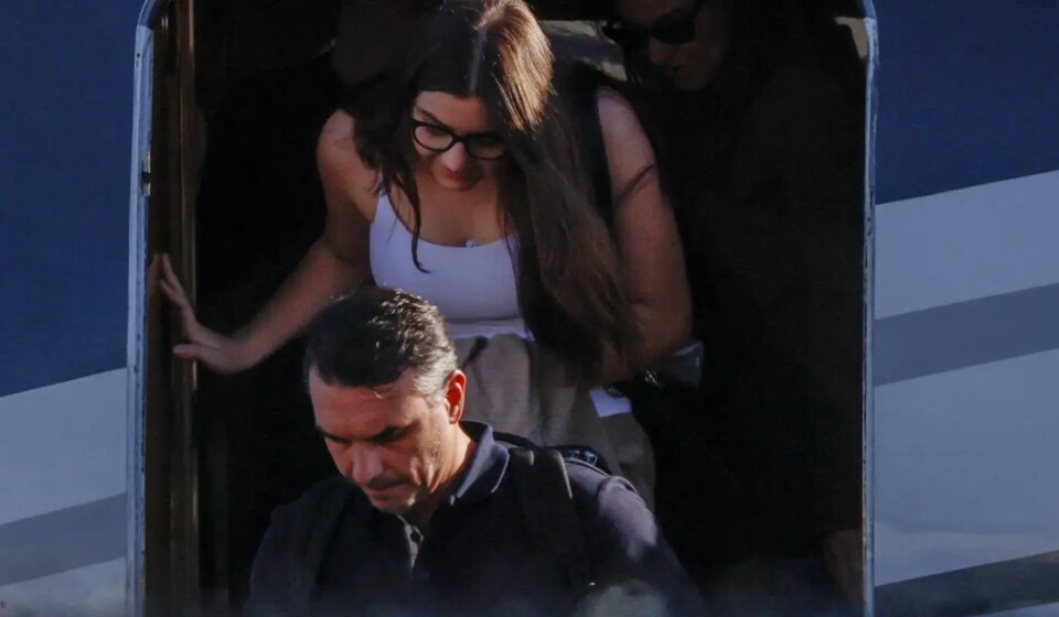 flavio-bolsonaro-chega-aos-estados-unidos-depois-de-fugir-do-brasil
