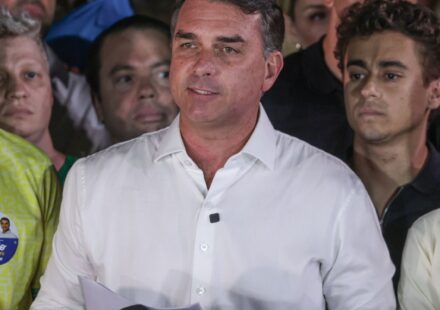 em-carta-golpista,-flavio-agradece-milei-e-trump-por-apoio-para-fuga