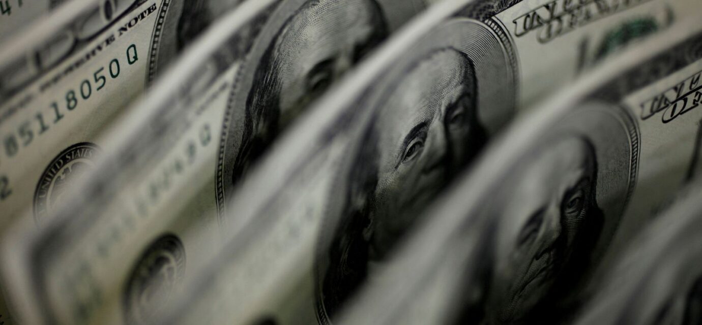 ibovespa-cai-2,68%,-e-dolar-fecha-em-leve-baixa-a-r$-5,34