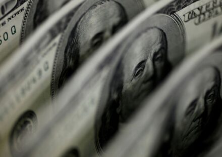 ibovespa-cai-2,68%,-e-dolar-fecha-em-leve-baixa-a-r$-5,34