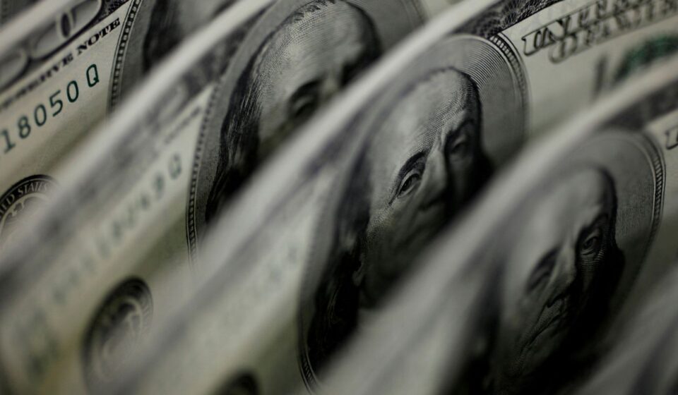 ibovespa-cai-2,68%,-e-dolar-fecha-em-leve-baixa-a-r$-5,34