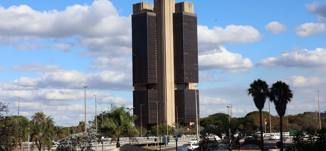 economistas-criticam-usar-corte-de-gastos-para-conter-divida-publica