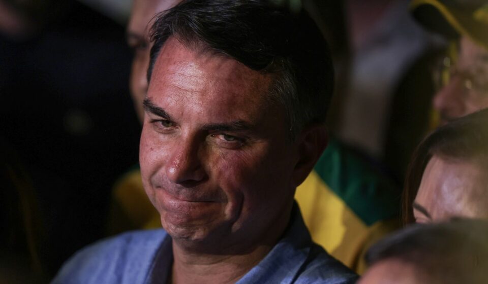 fuga-e-carta-golpista-ampliam-isolamento-de-flavio-bolsonaro