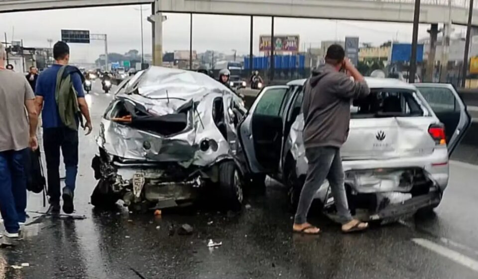 motorista-infarta-e-engavetamento-de-20-veiculos-deixa-feridos-no-rio
