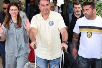 acao-popular-pede-suspensao-de-salario-do-senador-flavio-bolsonaro