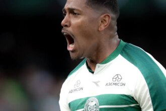 coritiba-derrota-vitoria-e-volta-a-vencer-depois-de-sete-jogos:-2-a-0